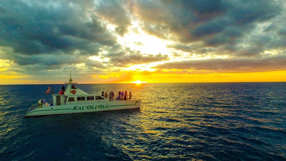 a boat tour/cruise in hawaii a-boat-tour-off-the-coast-of-oahu-hawaii